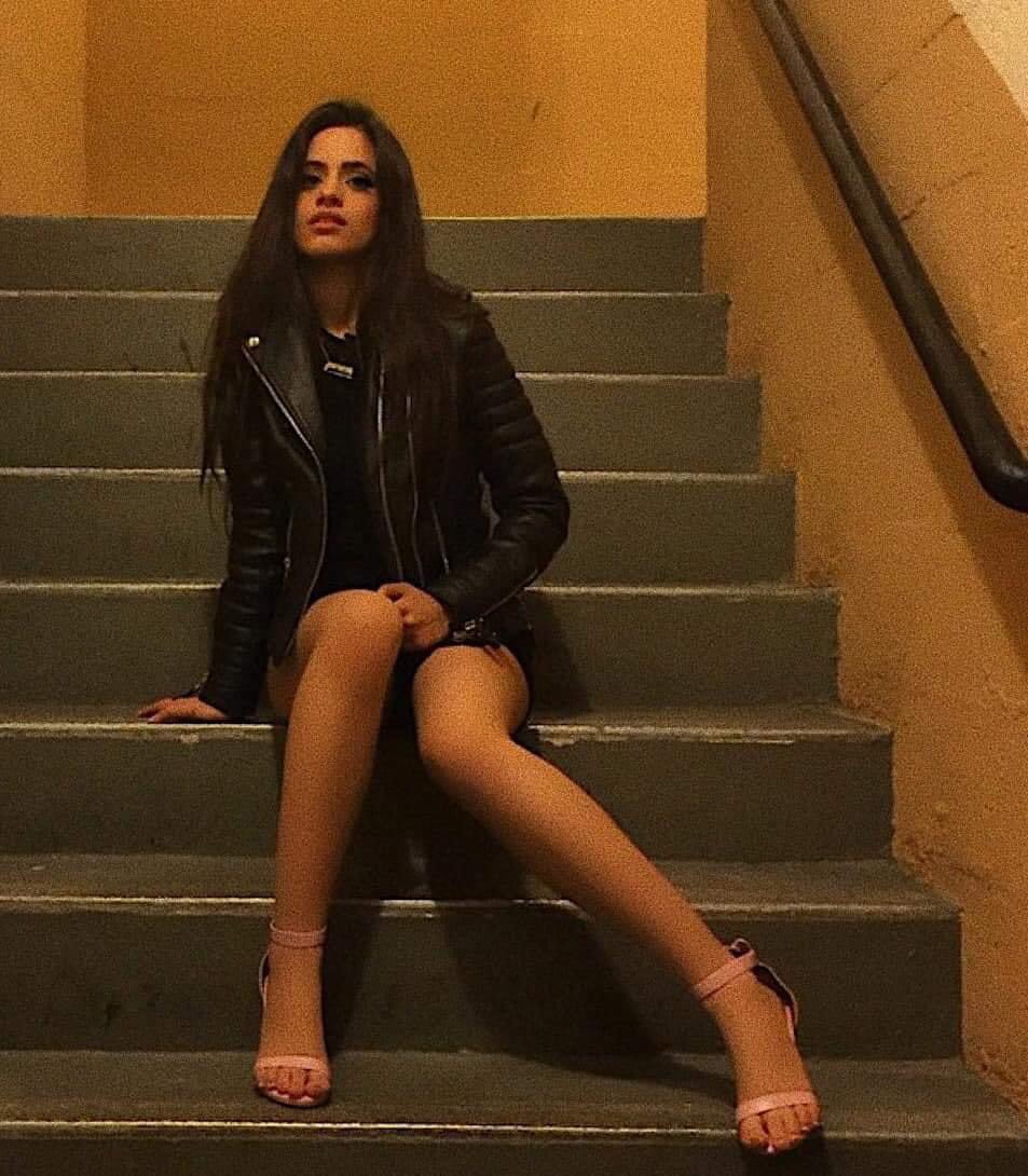 ChingonAccount's tweet image. Camila cabello a sus 18 años salida de un fan fic //// yo a mis 18 años sin saber en qué casa amanecí