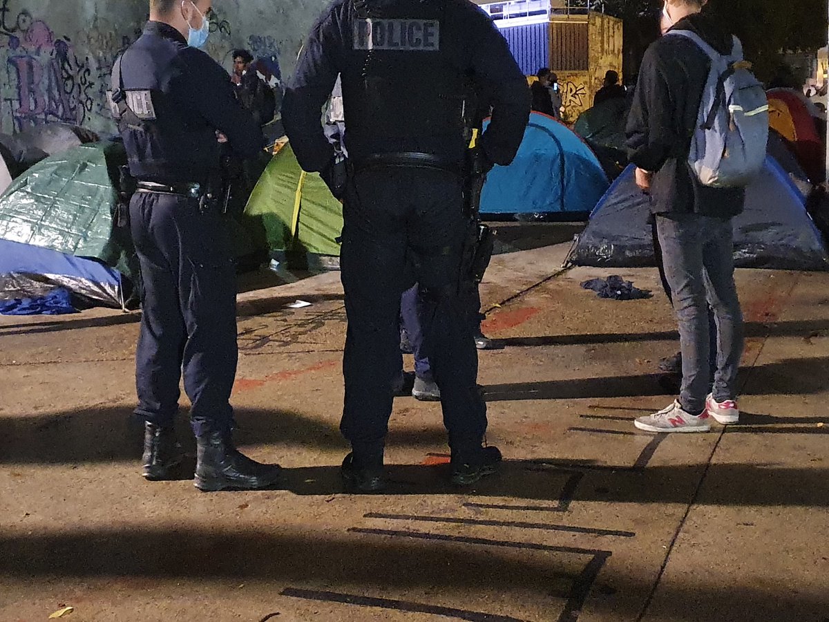 Un policier demande à un bénévole  @Utopia_56 "pourquoi vous les amenez au bord du canal où c'est dangereux ?" Le bénévole répond que les  #migrants "sont chassés partout ailleurs".  #Aubervilliers  #Paris