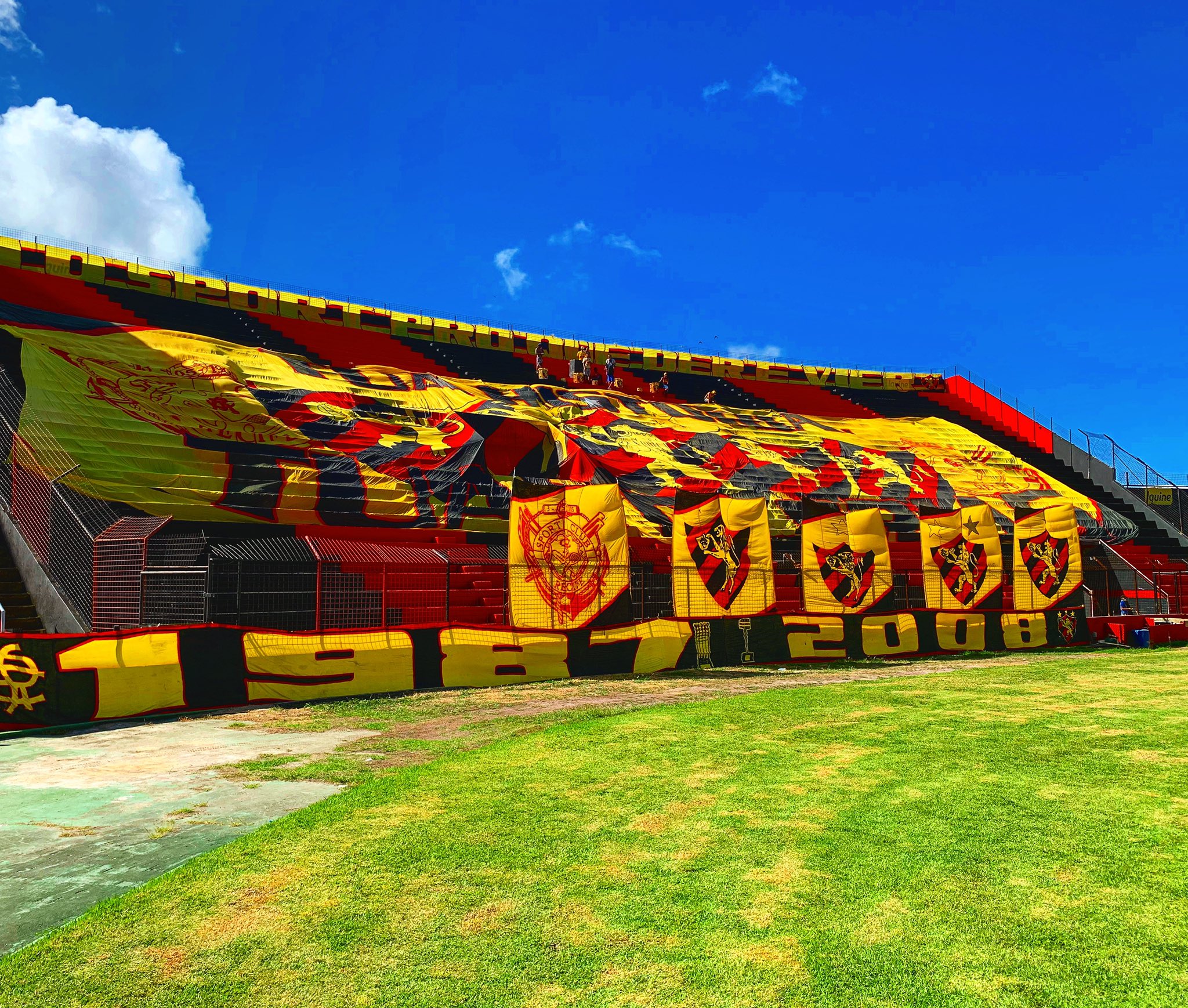 Lá vem ele deslizar no gramado. 💥 📸 - Doentes por Futebol