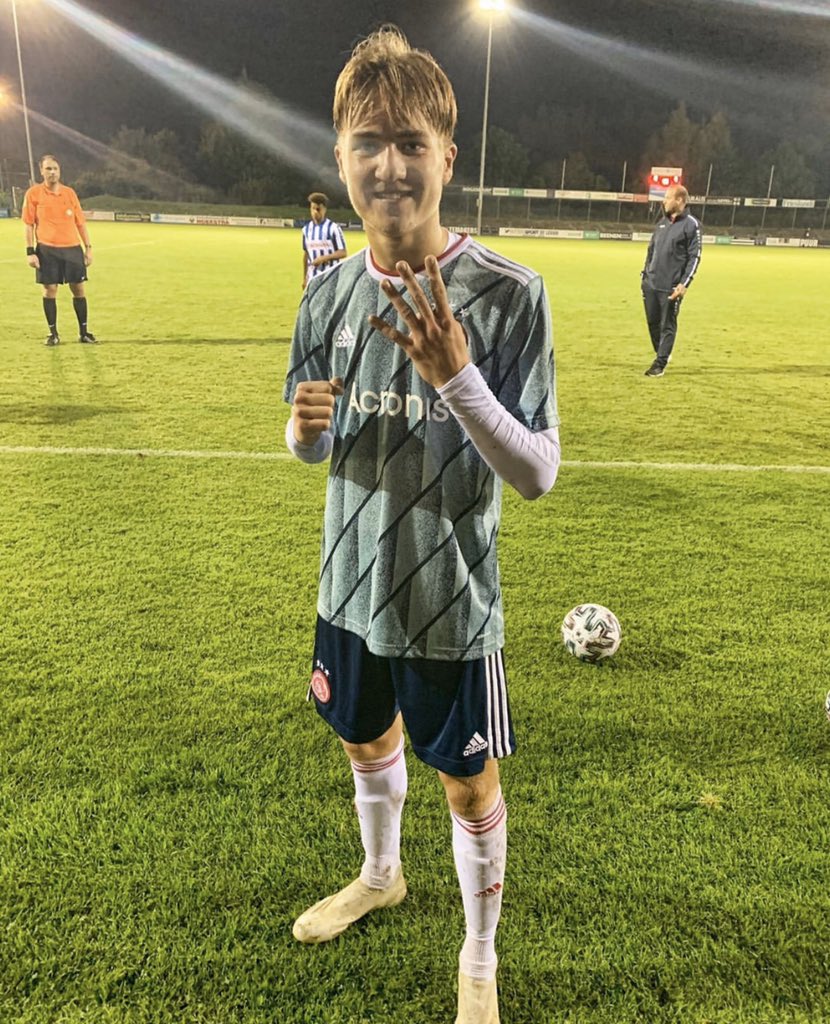 المهاجم الشاب يوليان رايكوف(15 عام) يواصل تألقه مع فريق أياكس تحت 17 عام ويسجل 4 أهداف في مرمى هيرينفين ببطولة الدوري في المباراة التي انتهت بفوز اياكس بنتيجة 5-0.

📊 رايكوف في 4 مباريات هذا الموسم:

⚽️سجل 9 أهداف
🅰️صنع هدف واحد