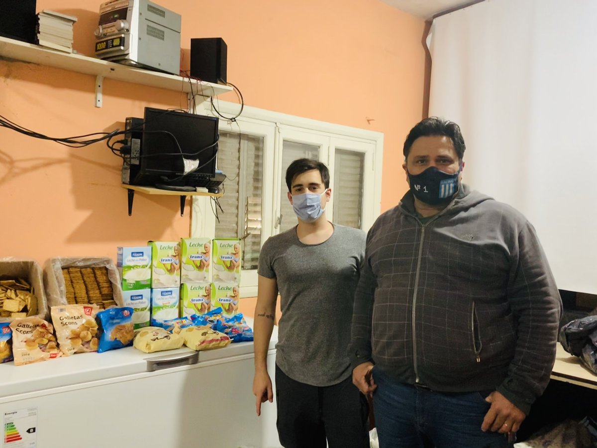 burgoslucasok's tweet photo. Esta tarde entregamos verduras, frutas, leche en polvo, galletitas y facturas a más de 60 familias de El Palomar.
Junto a Kevin Lioi seguiremos trabajando codo a codo con todos los vecinos. 🤜🤛🇦🇷 https://t.co/R9D7pjIZ61
