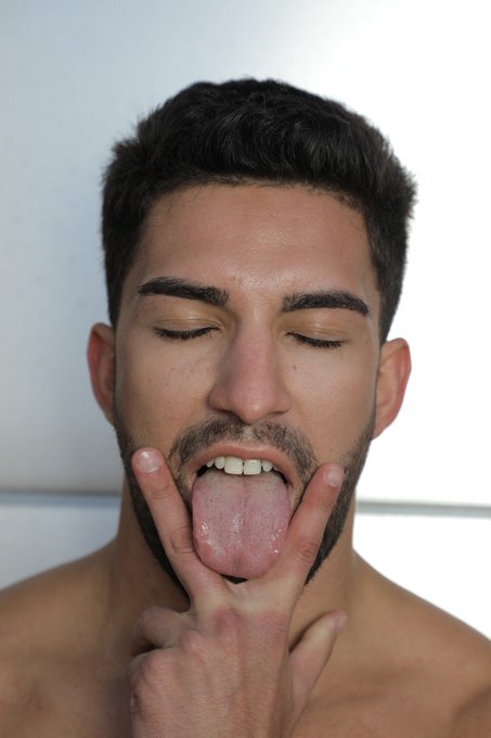 Look at you or close my eyes when you cum on my face? 👀 💦 https://t.co/jzNpqlhBXp