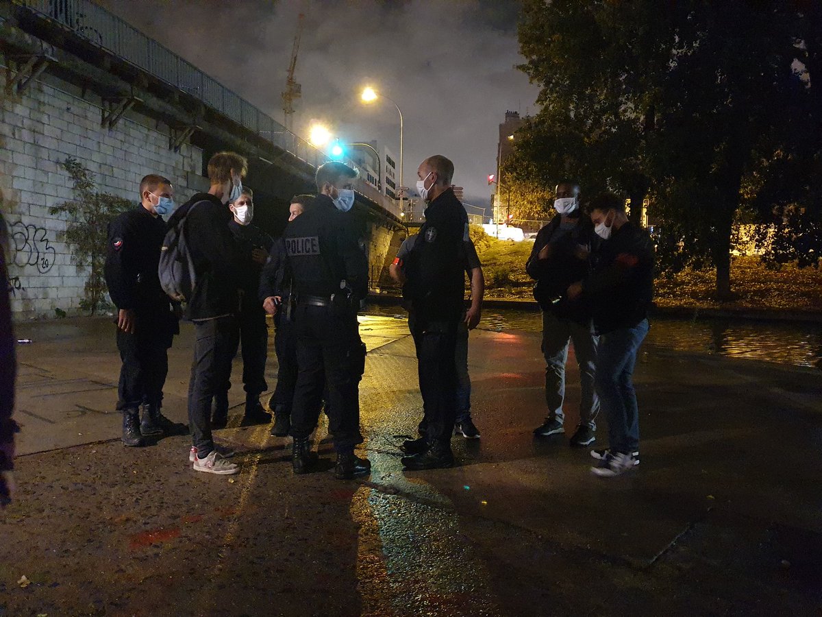 Les policiers vont contrôler tous les  #migrants présents et vérifier s'ils ont une demande d'asile en cours ou non.  #Aubervilliers  #Paris