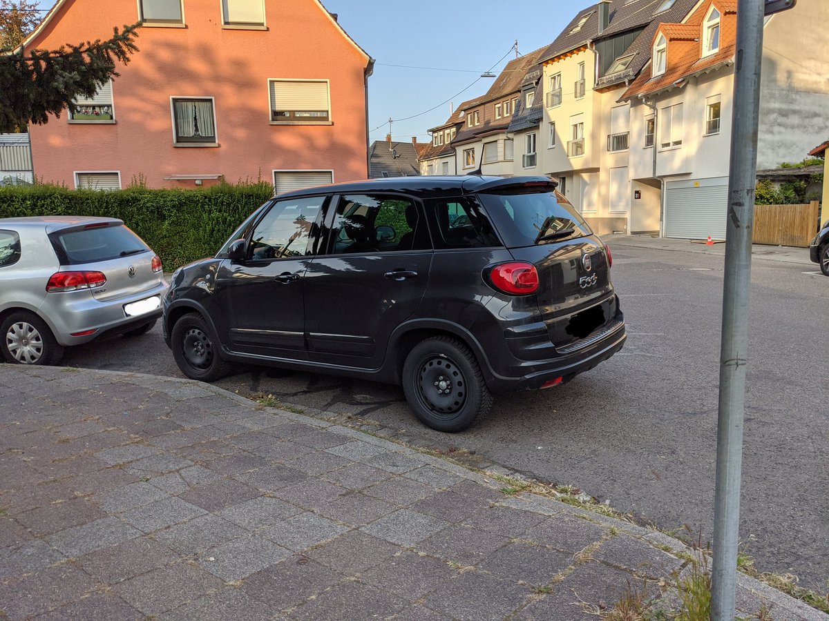 FalschparkenKA's tweet photo. Unseren neuen Account nach dem Vorbild von @FalschparkenFFM weihen wir mit einem Erfolg ein:
Als heute der 🚔 KOD auf die unpassierbare Bordsteinabsenkung aufmerksam gemacht wurde, haben die freundlichen Beamten ohne Murren entschieden, dass sie abschleppen werden 🚨🛫 https://t.co/UlwRAqrwXz