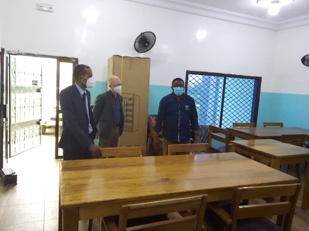 Responsables del Ministerio de Asuntos Sociales visitando el Comedor Social.