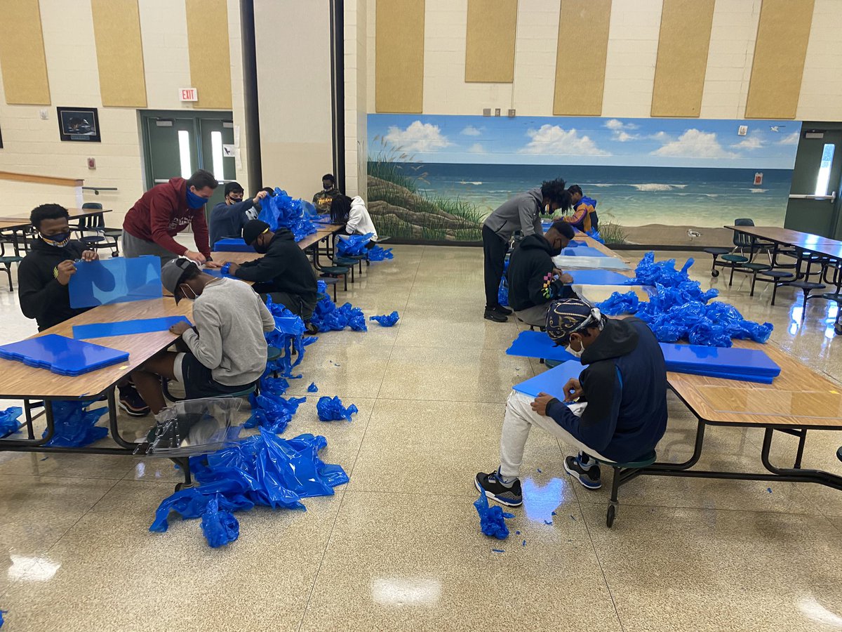 ciuhoops's tweet image. Some of our players took some time to help at Forest Heights Elemantary school. Getting the shields ready and set up for when the kids come back to school. #Serving #CommunityOutreach #CIUHoops @CIURams