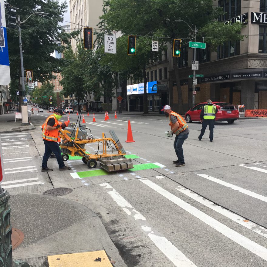 seattledot's tweet photo. Downtown Seattle just got easier to get around with new #4thavepbl!!! 🚲 🛴🎉
Thanks to our awesome crews the first phase b/w Pine & Madison is ready to go with more to come! @SNGreenways @CascadeBicycle @downtownseattle https://t.co/F1mrcl1bEh