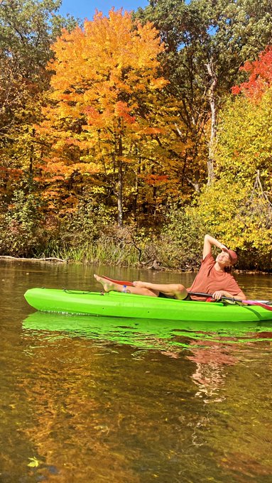 Soaking up the beautiful fall colors on the river today ?? https://t.co/VK6URj5eVY