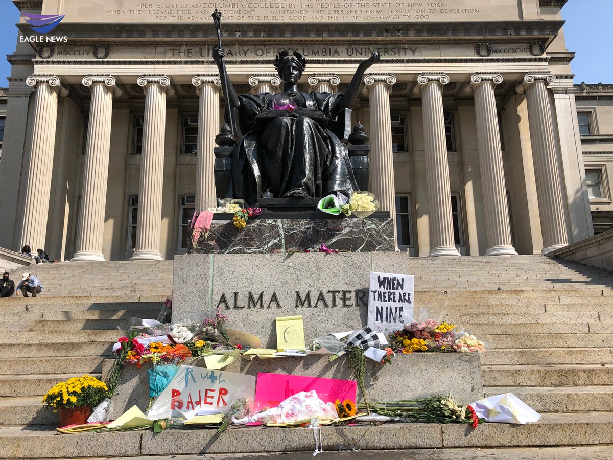 JSoriano_EBC's tweet photo. Supreme Court Justice Ruth Bader Ginsburg's memory was honored throughout New York as seen at Columbia University where she graduated top of her class and later became the first female tenured professor of the Law School, and in a shop window at 19th and Broadway #RBG #EagleNews https://t.co/efZutdSwoN