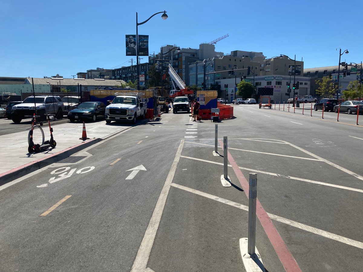 Terry François Blvd—a two-way protected lane along the waterfront that is very safe and pleasant—dead ends at a private construction site and dumps cyclists into wrong-way car traffic? Who  @sfmta_muni okayed this? Why was no detour installed?  @SF311