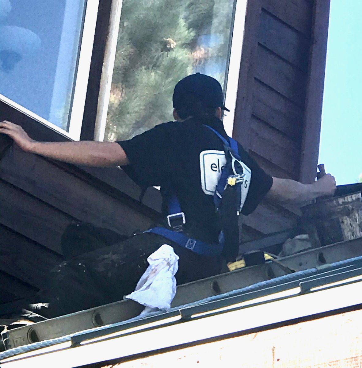 Safety first! This painter is harnessed in while tackling a tricky second story corner. #paintandstain #tahoedonner https://t.co/nRFNFpPX0H