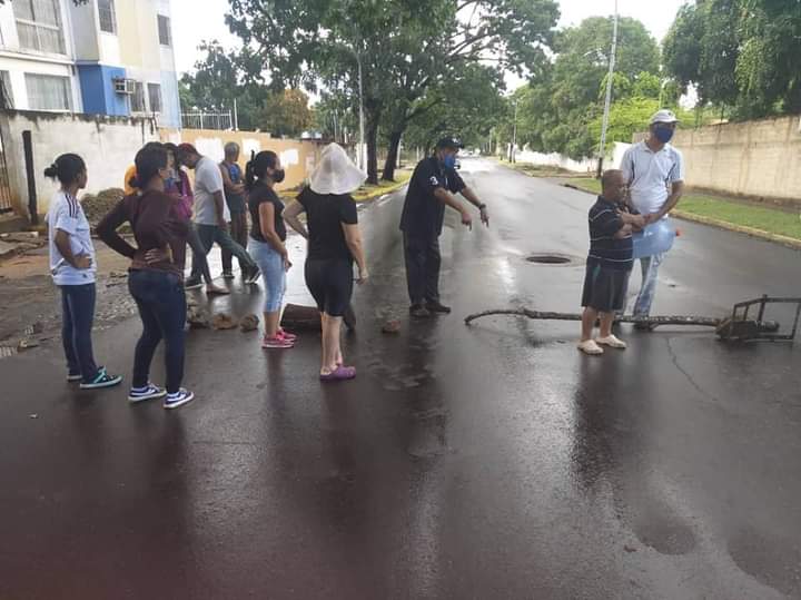 Más de un Mes Sin Agua y sin gas habitantes de Villa Brasil Parroquia Cachamay #Bolivar #PuertoOrdaz Hoy cerramos vía principal y los adecos del sector presente apoyando la protesta espontánea . Están cansados de tanta desidia . https://t.co/X5q3FLIven