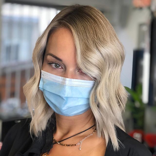 AtelierStore's tweet image. « Balayageombre blond intense Beige clair et note de doré 💁🏼‍♀️ après diagnostic de ses envies et ses attentes, nous avons opté pour un Balayageombre et contouring.
#atelierstore#parisienne#hairsalon#coiffeurparis#cheveuxblond#wavyhair#mèchesblondes #olaplex#kevinmurphy