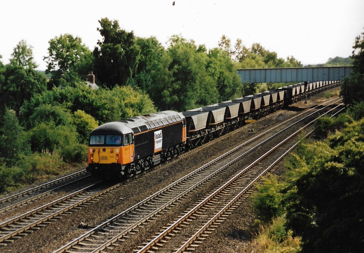 SalopianLyne's tweet image. LoadHaul Orange &amp;amp; Black colours on British Rail Romanian built Class 56 diesel loco 56027 hauls a rake of empty HAA MGR Coal hoppers at Milford 8/8/95. The Grid would last until 2008 - 31 years of service. #BritishRail #LoadHaul #Class56 #trainspotting #diesels #Railfreight 🤓