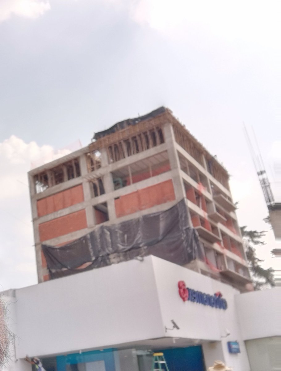 form_arq's tweet photo. Así la obra ilegal de Gutiérrez Zamora 19 en @PORLASAGUILAS, en @AlcaldiaAO con uso de suelo H4/40 4 niveles en donde se ve claramente 6 niveles por encima del Banamex que ya tienen 2 @inveacdmx una clara violacion de @GDCdesarrollos en su desarrollo Park Alpes cc @susanakana https://t.co/HroO2o1SF5