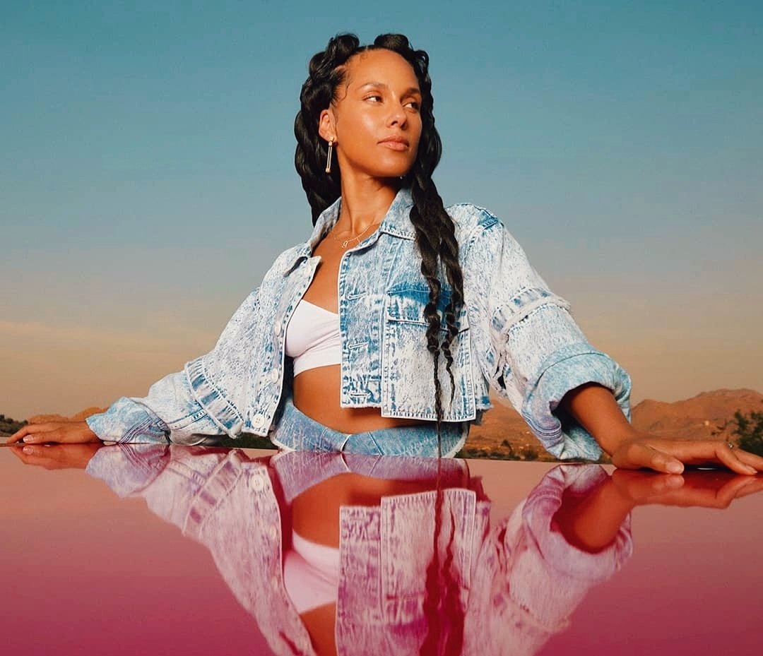 AlwaysKeys's tweet photo. "Such a nuisance tryna kill all the loose ends
Tell me how the truth became so elusive
Them illusions from the fusion, the intrusion
Contusion, you got me confused, man
Wish I could change everything up..." - "Truth without love" @aliciakeys โจ๐๐ซ Track.1 ๐ฝ #ALICIA #aliciakeys https://t.co/XQY3cOvLQy