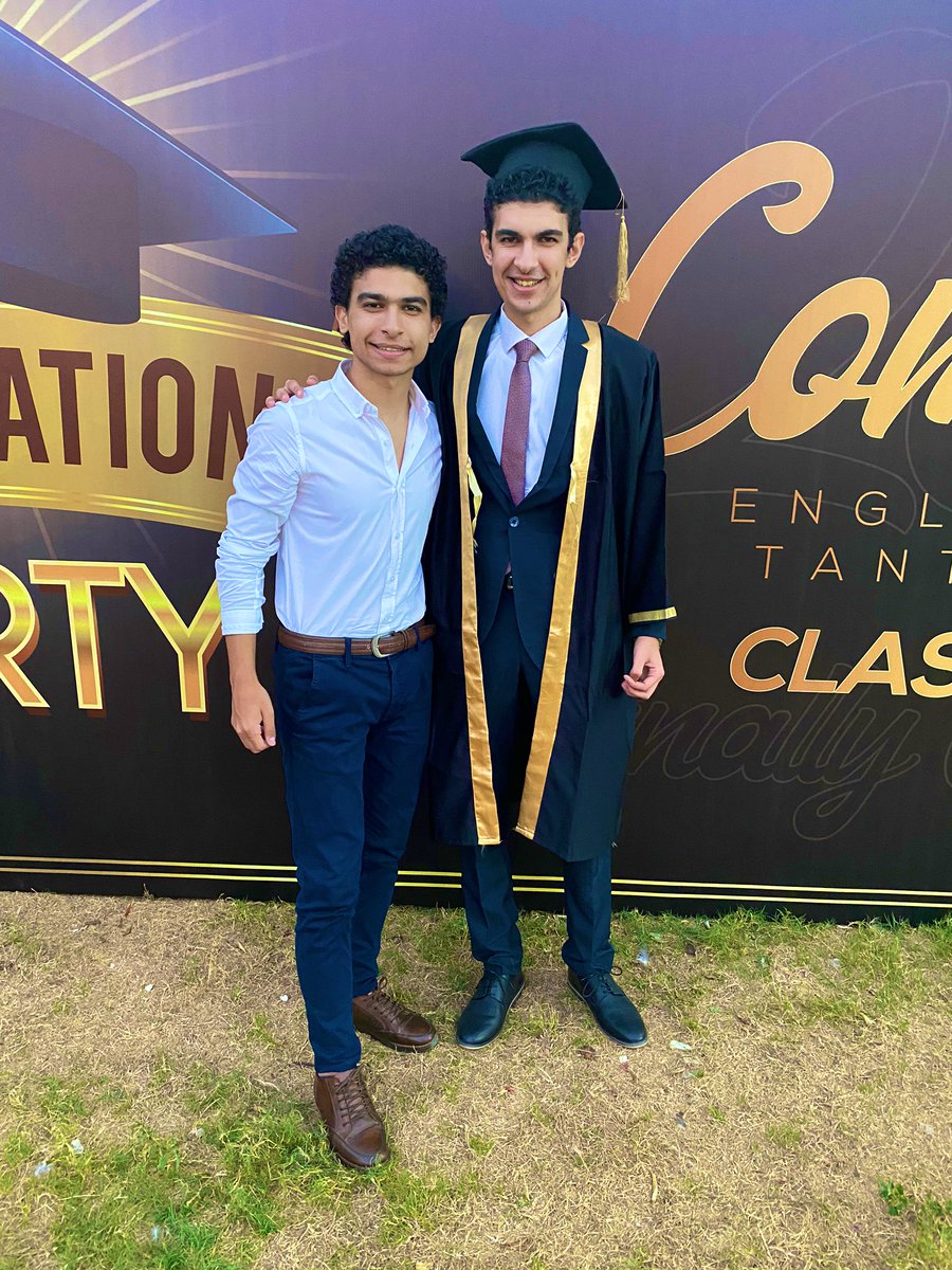 andrewna5la's tweet photo. He is finally graduated 💖
نفسي اخويا يخلف عيل و يسميه "الناس" عشان يقولولي يا عم الناس https://t.co/ISHg3AkTRM