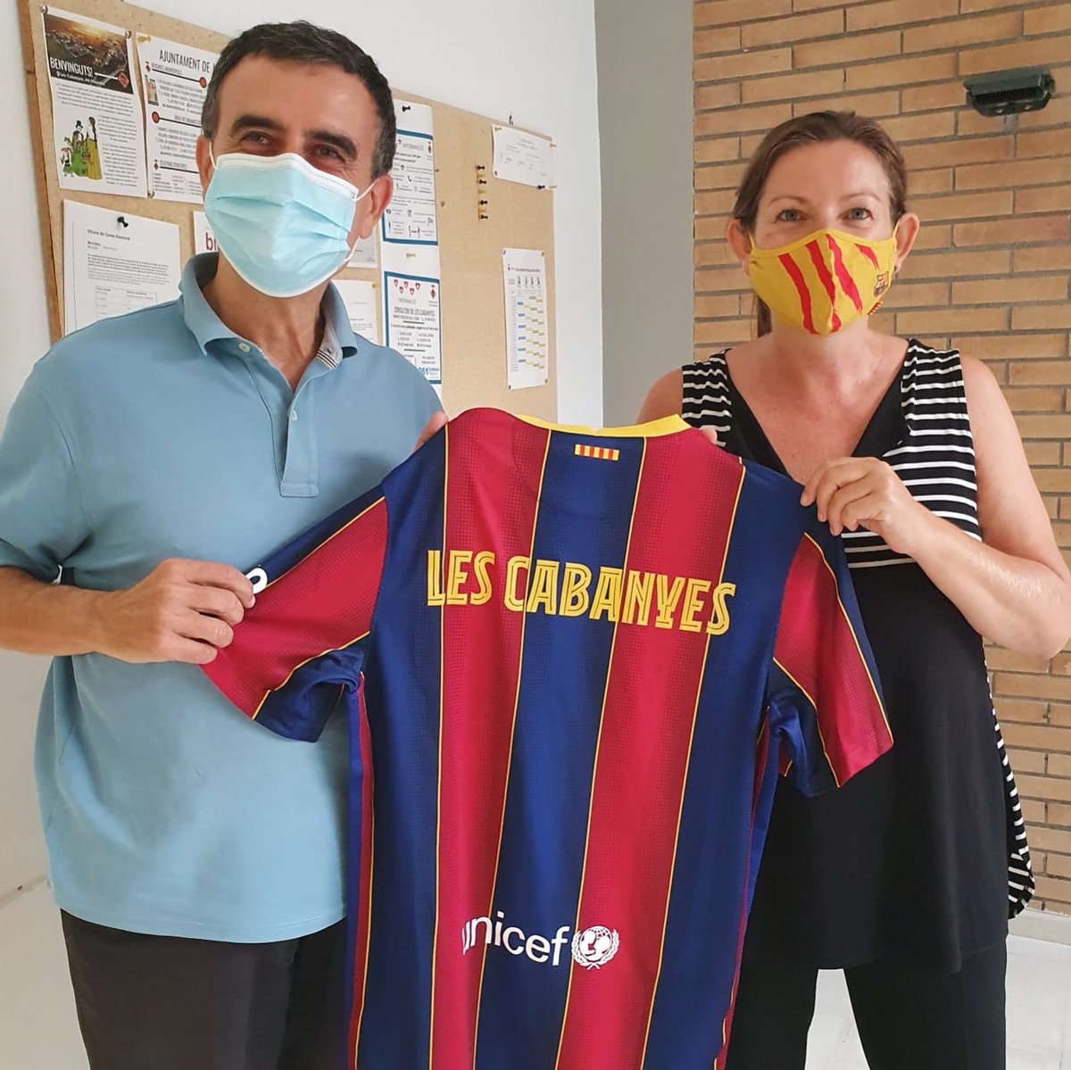 Donació de La Fundació del Barça a l'Ajuntament de Les Cabanyes per una col.laboració, una semarreta, un Poble una Fundació un Pais