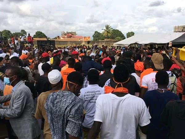 ClubMakale's tweet photo. La vaillante population de Matoto a réservé un accueil chaleureux à Dr Makalé Traoré et lui a réitéré son soutien pour la victoire le 18 octobre prochain. 
#DrMakaleTraore2020
#victoire https://t.co/EPNyTmw7ml