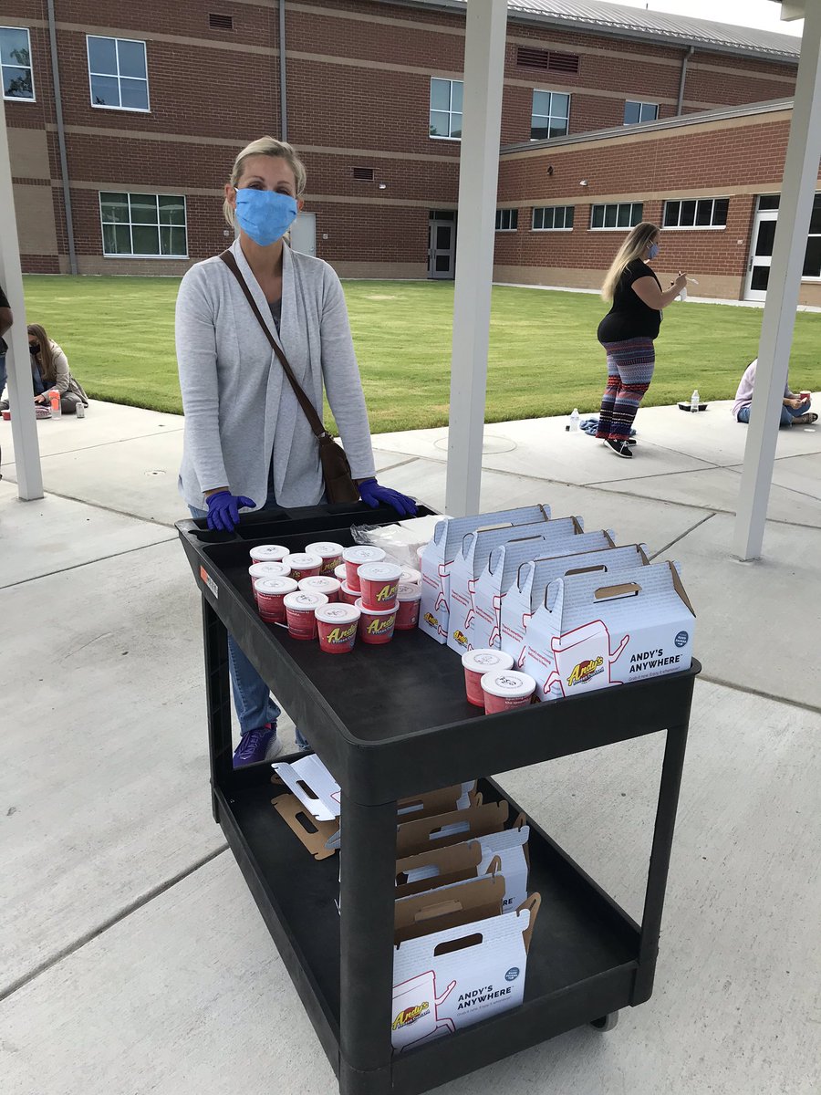 TeresaLky3's tweet photo. This is how you #ParksideItUp! Staff need to socialize yet social distance? Take a beautiful fall day, a blanket or chair (6 feet apart) and picnic! Add in some Andy’s custard provided by the amazing @pta_parkside &amp; top it off w/a Red Light Green Light Competition! My 💜 is full! https://t.co/K8cFcAghq8
