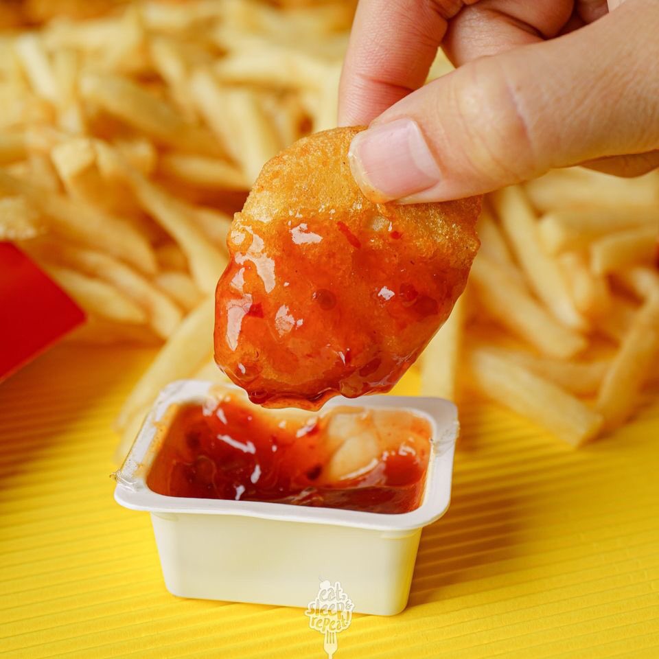 worldofppowder's tweet photo. Mc Donald’s Delivery จัดโปร! คือเฟรนช์ฟรายส์ใหญ่พิเศษ ซื้อ 1 แถม 1 หรือเปลี่ยนตัวแถมเป็นนักเก็ต 6 ชิ้น เพิ่มเงินแค่ 15 บาท!

สรุปคือมี 2 แบบ 1.เฟรนช์ฟรายส์ขนาดใหญ่ 2 กล่อง ราคา 80 บาท และ 2.เฟรนช์ฟรายส์ขนาดใหญ่ 1 กล่อง + นักเก็ต 6 ชิ้น ราคา 95 บาท
@McThai #mcdonalds #โปรดีบอกต่อ https://t.co/VGLW00w7wp