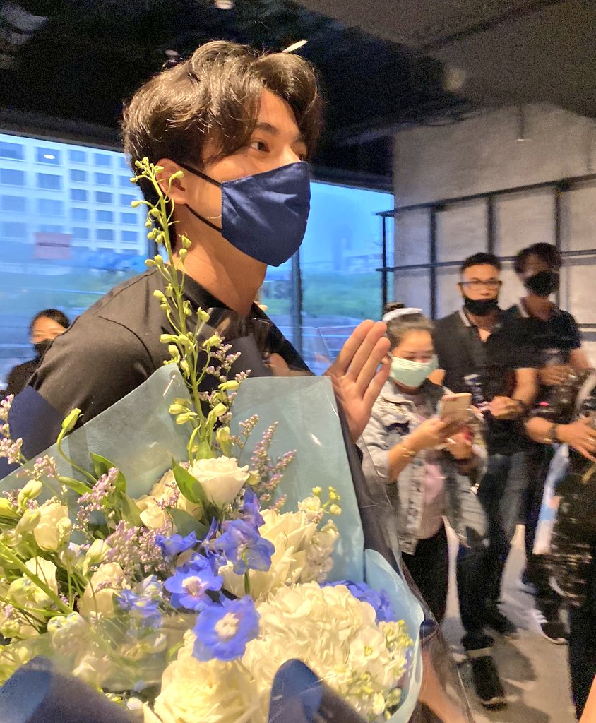 As with all Mew's special and meaningful days, Gulf went to Mew's first music showcase. He appeared in the second part of the show carrying a bouquet with flowers. He once again said, he will always support and be by Mew's side while he grows in his career.