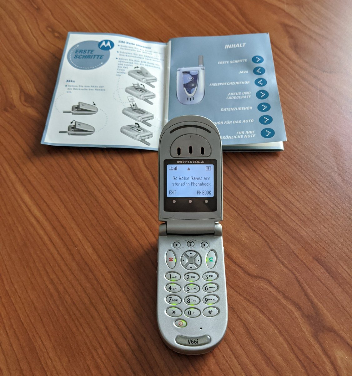 MobileKeepers's tweet photo. Motorola V66i GSM-GPRS 900/1800/1900 MHz
Released in 2001
With changeable SIM card cover
#motorola #moto #hellomoto  #phone #retrophone #retrotech #cellphonecollector #mobilekeepers #phonekeepers https://t.co/HIuRNAAR5j