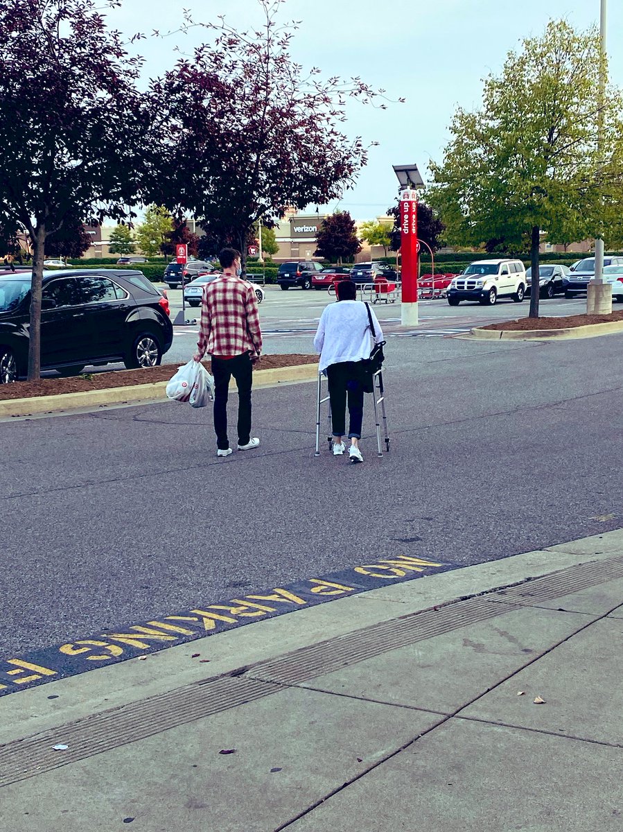 So cool that I was able to capture this moment... Guest Advocate, Cole, being a true advocate for our guests by turning off his light, as he didn’t have any other guests in line, and offering to walk with this guest to help carry their bags! @Pepper7211 <a href="/veramay11/">April Bengert</a> <a href="/twinsister63/">Jill Leal</a>