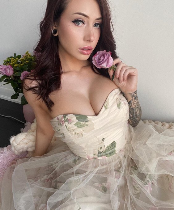 sometimes u just gotta buy flowers and dress up like a princess 🌸 https://t.co/PNM5IafXn1