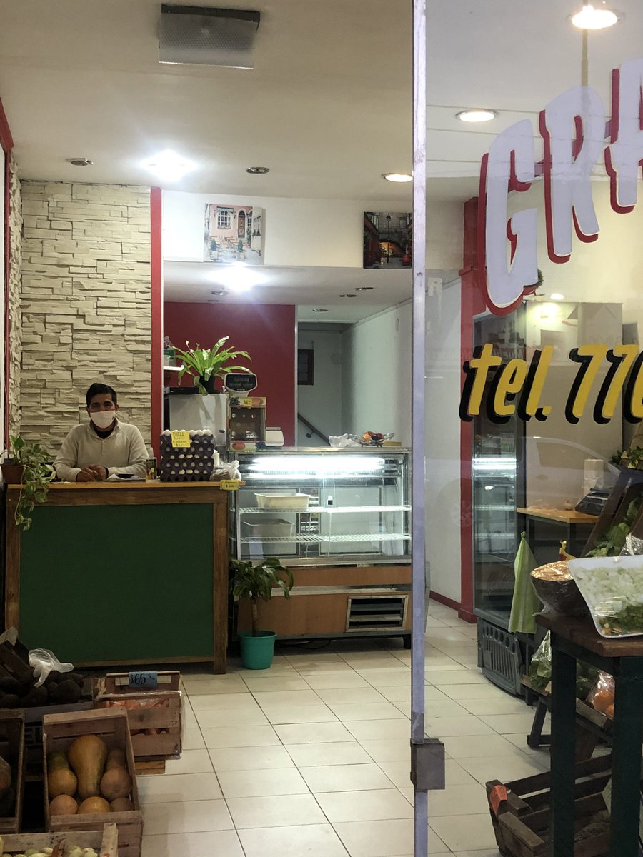 recontragus's tweet photo. Martin tenía un bar y lo tuvo que cerrar porque no podía mantenerlo más. Ahora abrió una verdulería y vende milanesas también, tiene dos hijos chiquitos 🥺 me ayudan a darle una mano? Porfi difundan https://t.co/zD5Plh9FPv