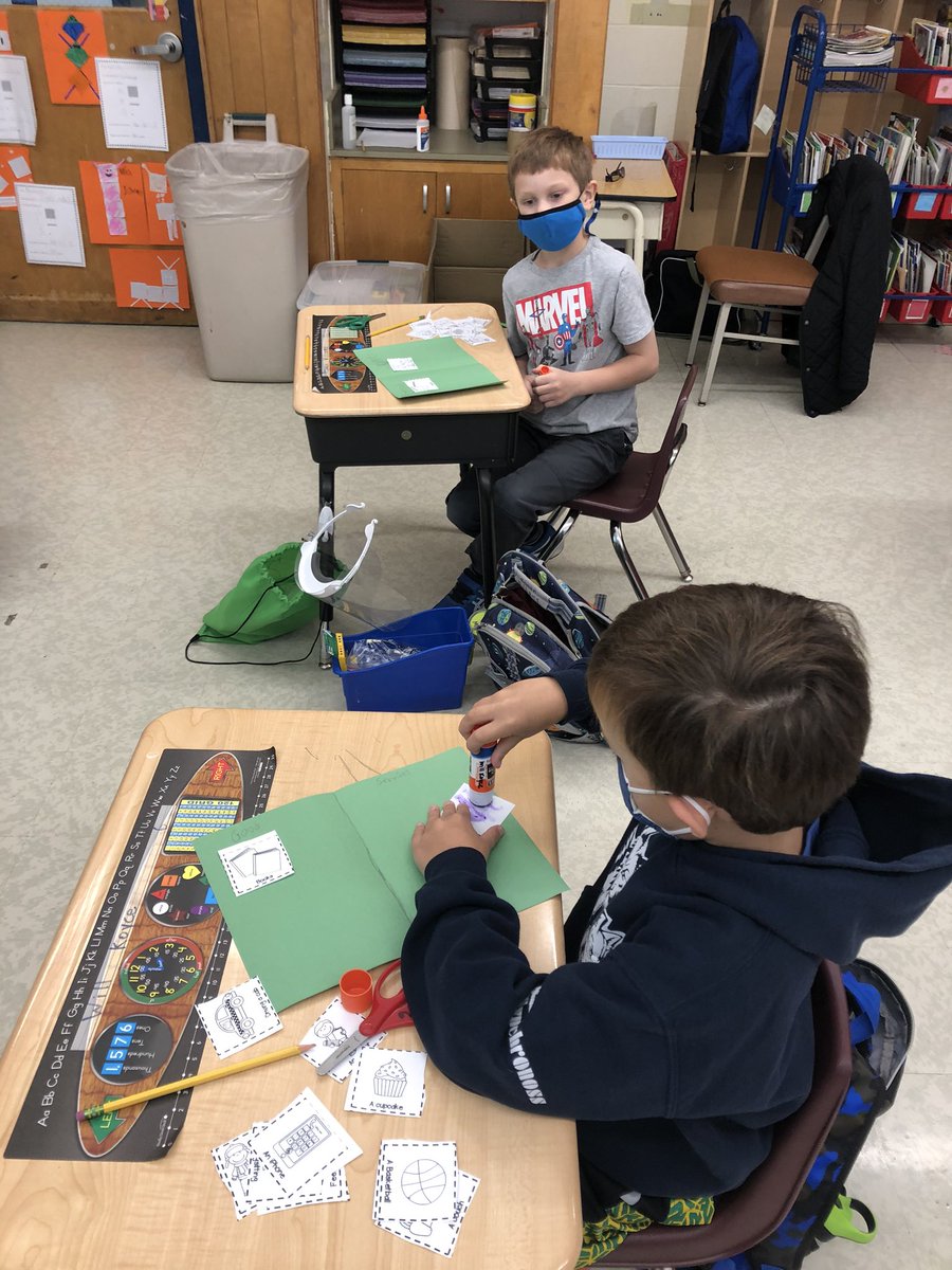 CazzolaClass's tweet photo. Socially distanced partner work during social studies today! We are still having fun while learning! @WeAreMPSD https://t.co/VQdWcQ1dkr