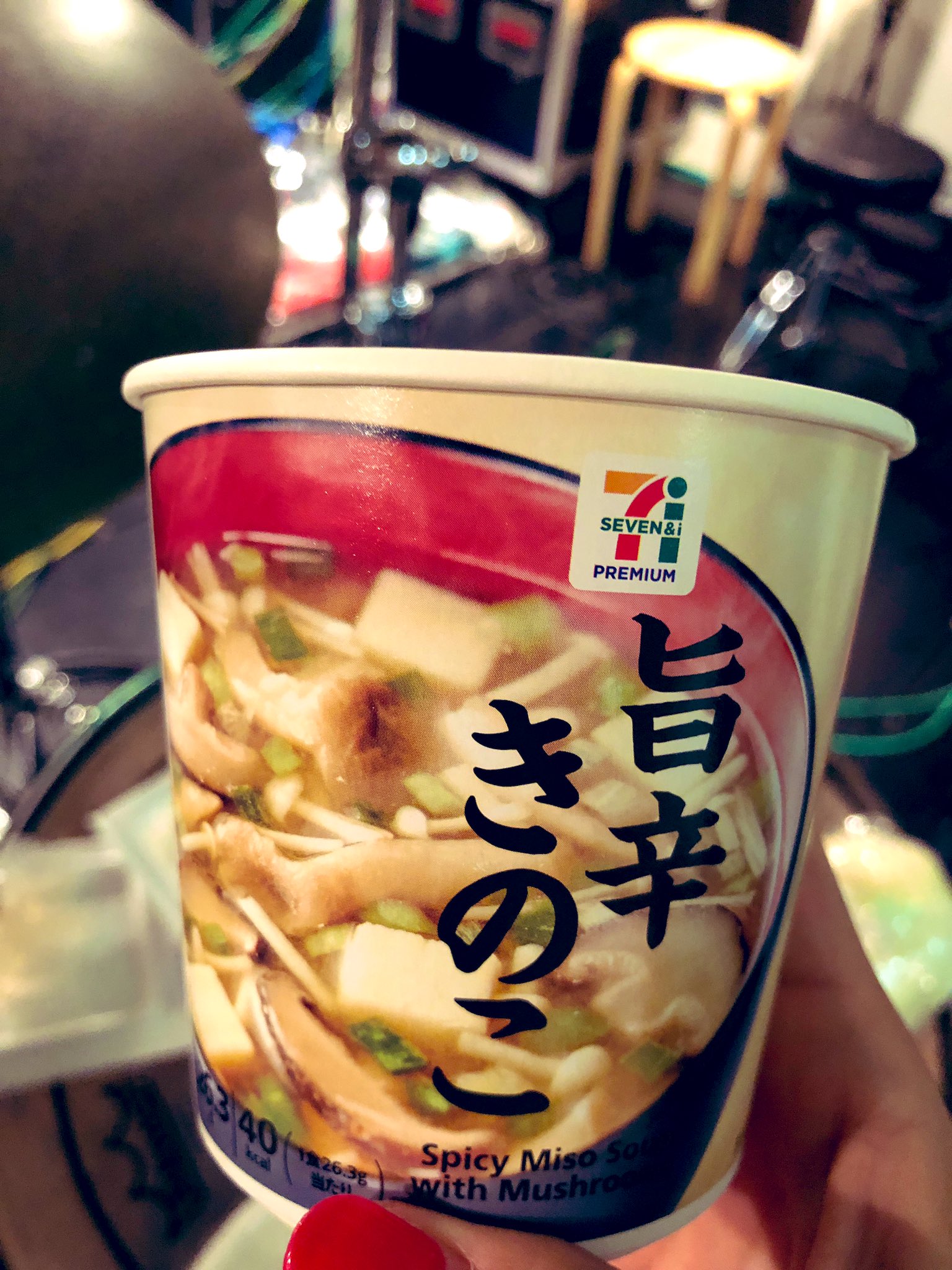 ナヲきち セブンのこの味噌汁めちゃ旨 その名の通り 旨辛きのこ これ飲んでたら上原くんが コンビニの味噌汁で何が1番好き て上原の癖に食べ物の話題振ってきたw そこからコンビニ話になり ホルモン全員一致