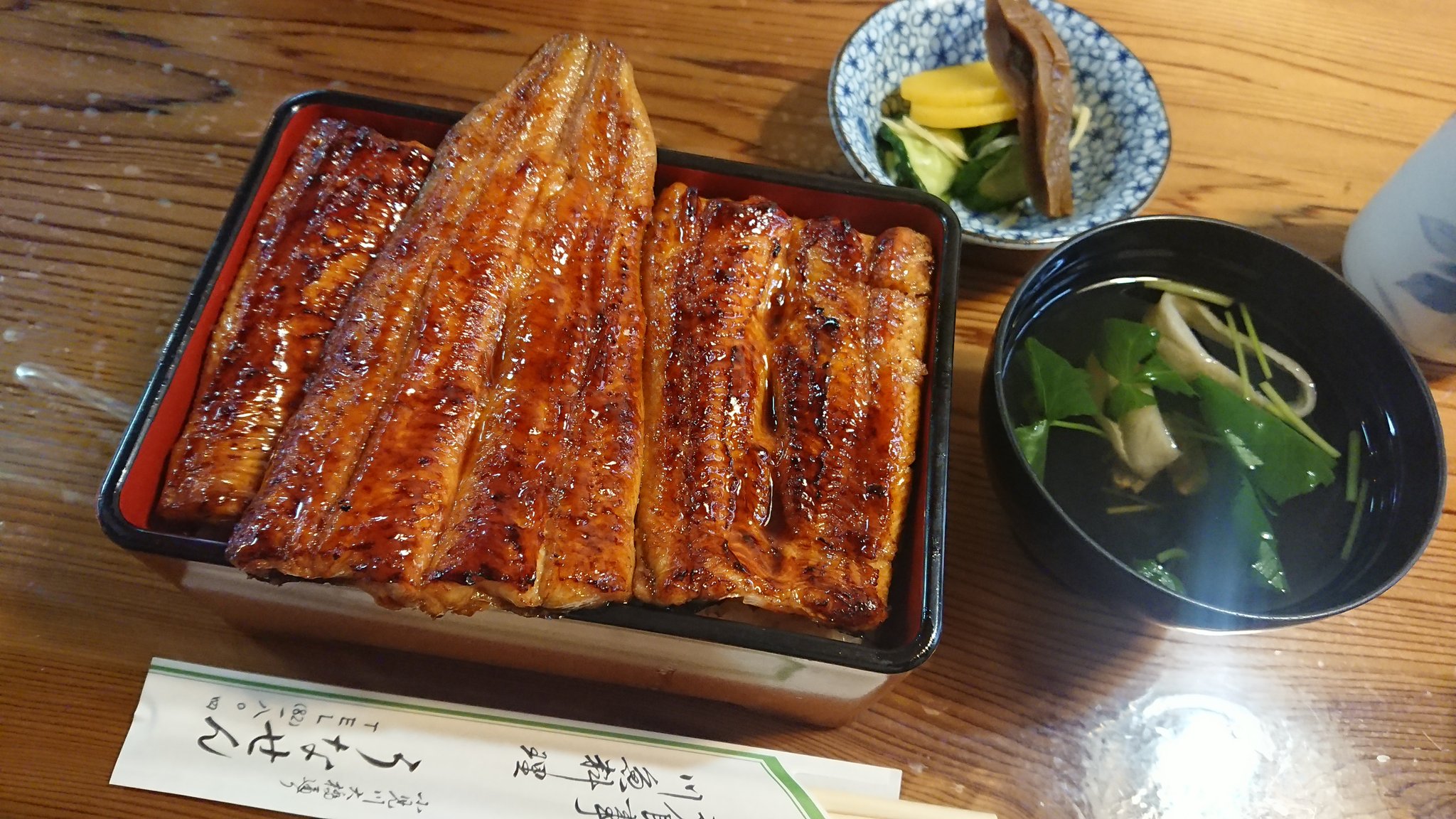 まっちゃん 今日のお昼は千葉県小見川のうなぎ屋 うなせん の上うな重です 5000円で重箱からはみ出した鰻がたべられます 割りと肉厚 味も良し 久しぶりにたっぷりと鰻を食べた感じです T Co Xwn1ntvqzc Twitter