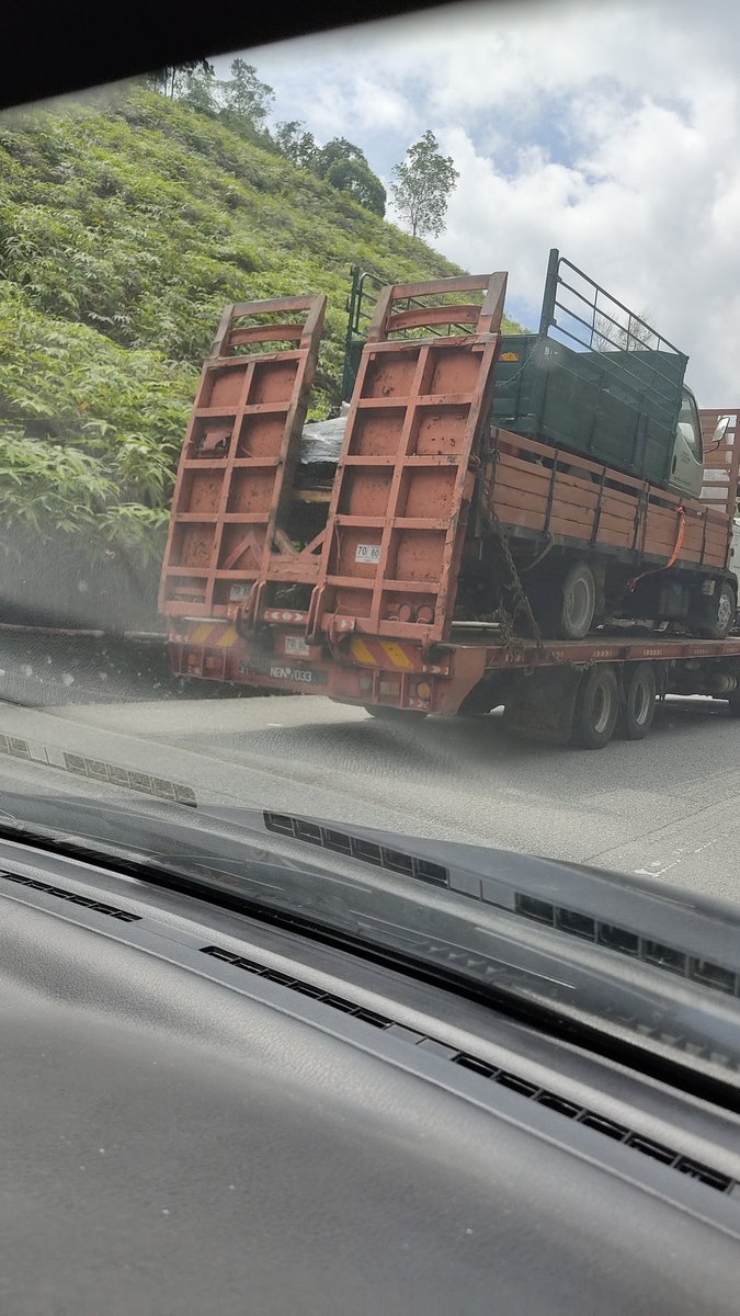 Amy_Cathode's tweet photo. @hanifjamals Tapi nep kau oenah nampak tak ni? Lori naik lori,lepastu lori yang lori tu naik tadi, baik lori? https://t.co/1tXx6RGiLl