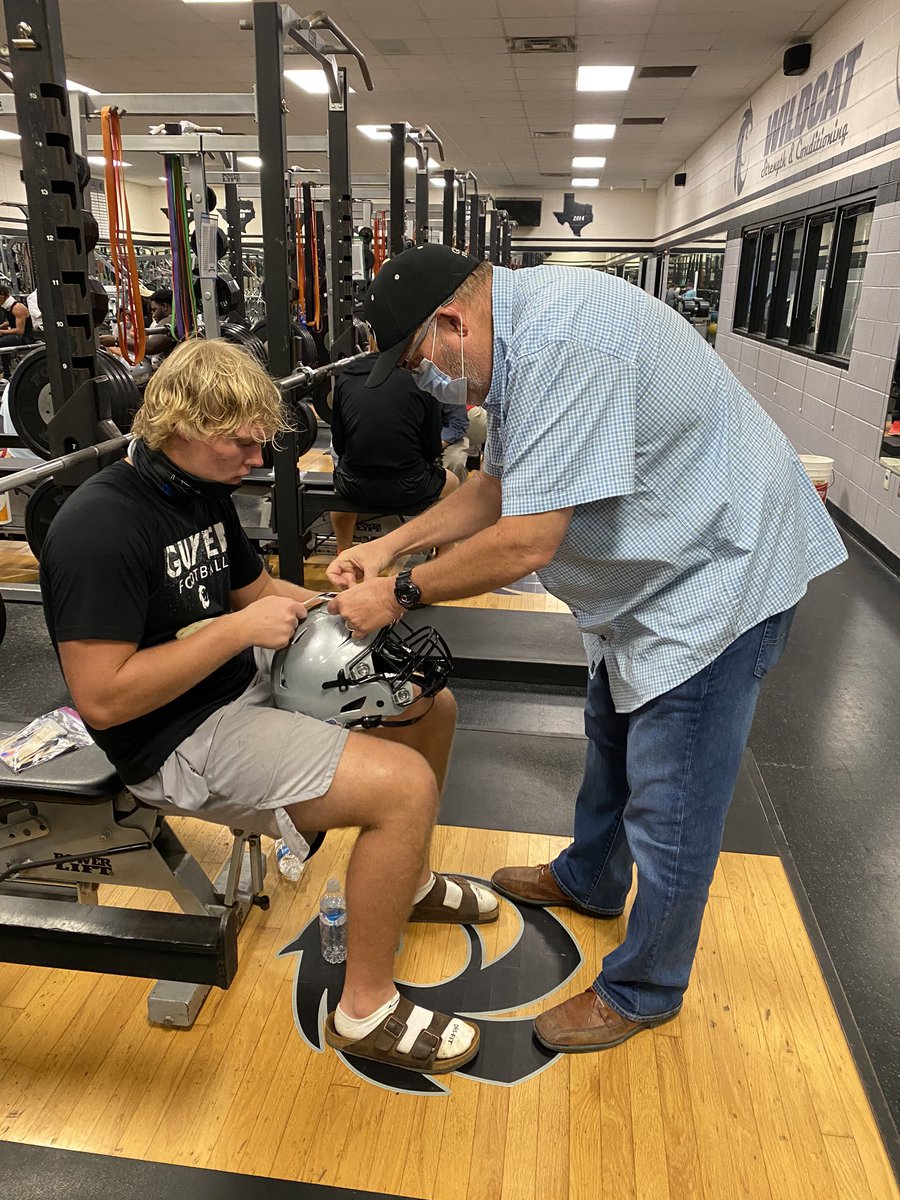 DentonGuyer_FB's tweet photo. Fun night for Dads (moms) and Decals Night🏈
#gettinggameready https://t.co/lVt5vAP3rg
