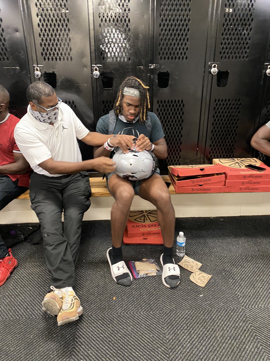 DentonGuyer_FB's tweet photo. Fun night for Dads (moms) and Decals Night🏈
#gettinggameready https://t.co/lVt5vAP3rg
