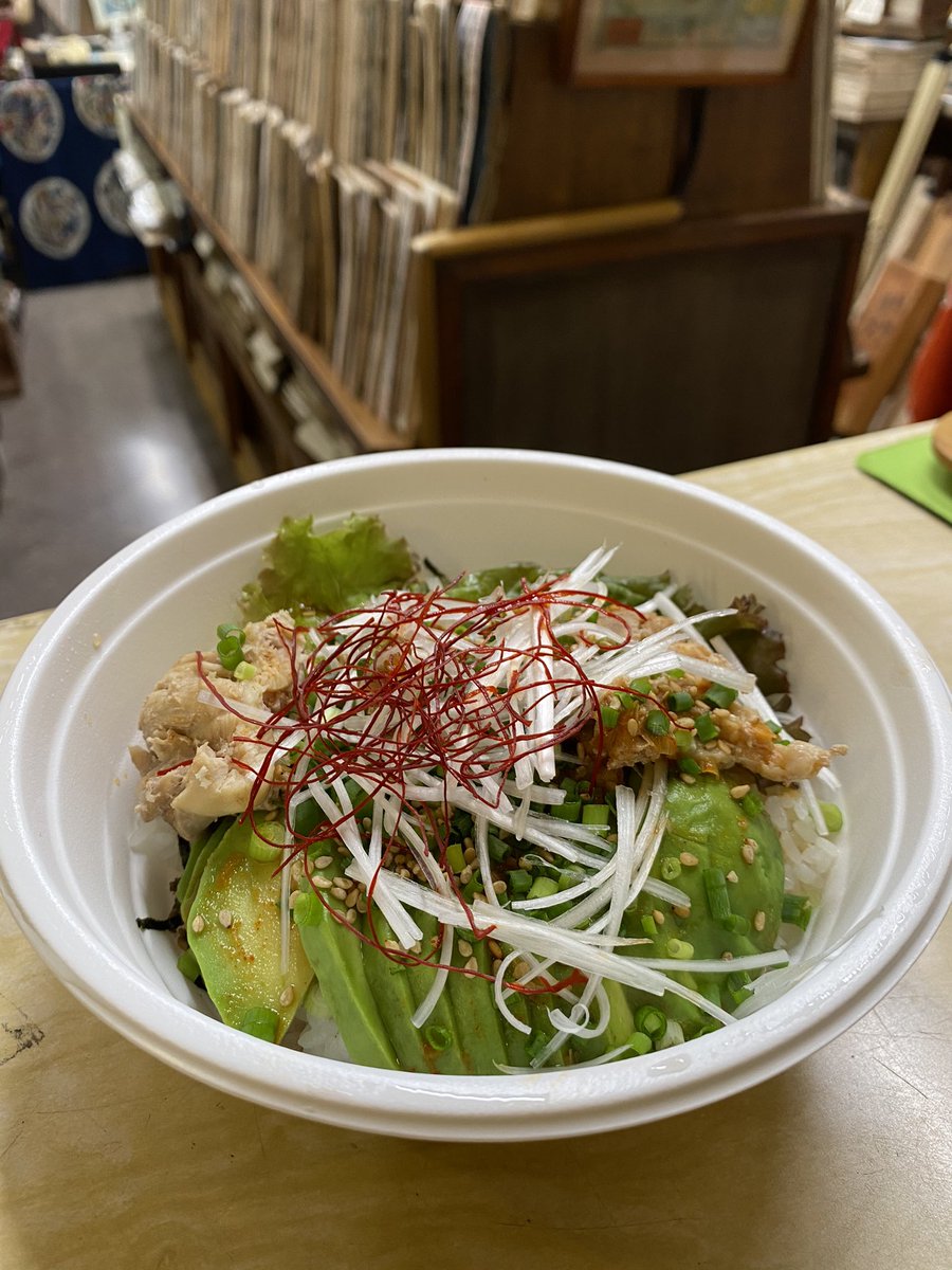 kuri_ohya's tweet photo. 本日のテイクアウトはアボカフェさん@avocafe の日替わりランチ【アボカドと蒸し鶏のピリ辛ネギダレ丼】こちらのアボカドは絶品です。美味しかった、ごちそうさまでしたー！久々に店主さんにもお会いでてうれしい😊アボカド&amp;デリの詰め合わせもオススメ。
 #ごちそうちよだ #神保町グルメ 
#アボカフェ https://t.co/dJwdfE5LeS