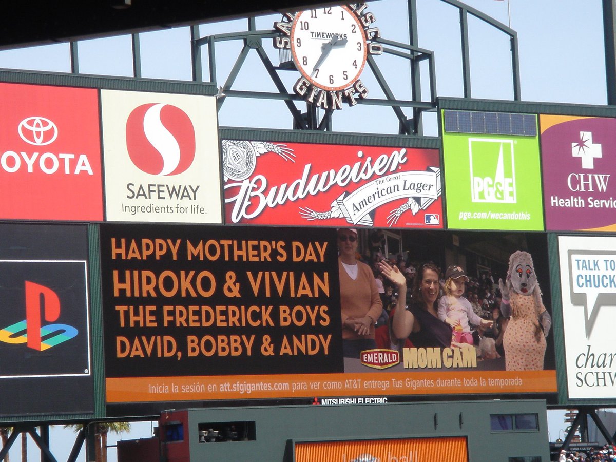 dcf1959's tweet photo. ⁦@AmyGGiants⁩ #sfgmemories Back in 2008, my sons and I took their Mother and my Mother to the park for Mother’s Day. We got this scoreboard message for them. We had a great day, the staff kept me posted on when the sign would appear so we didn’t miss it, and the Giants won https://t.co/2AOnLTIYX1