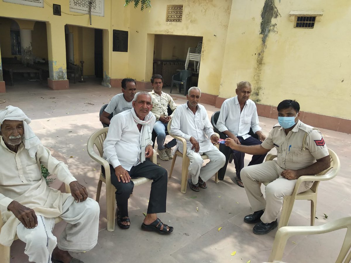 Karam20687's tweet photo. #cpfbd beat officer at anangpur village
Explaining them the importance of beat system https://t.co/TcvF3rIixg