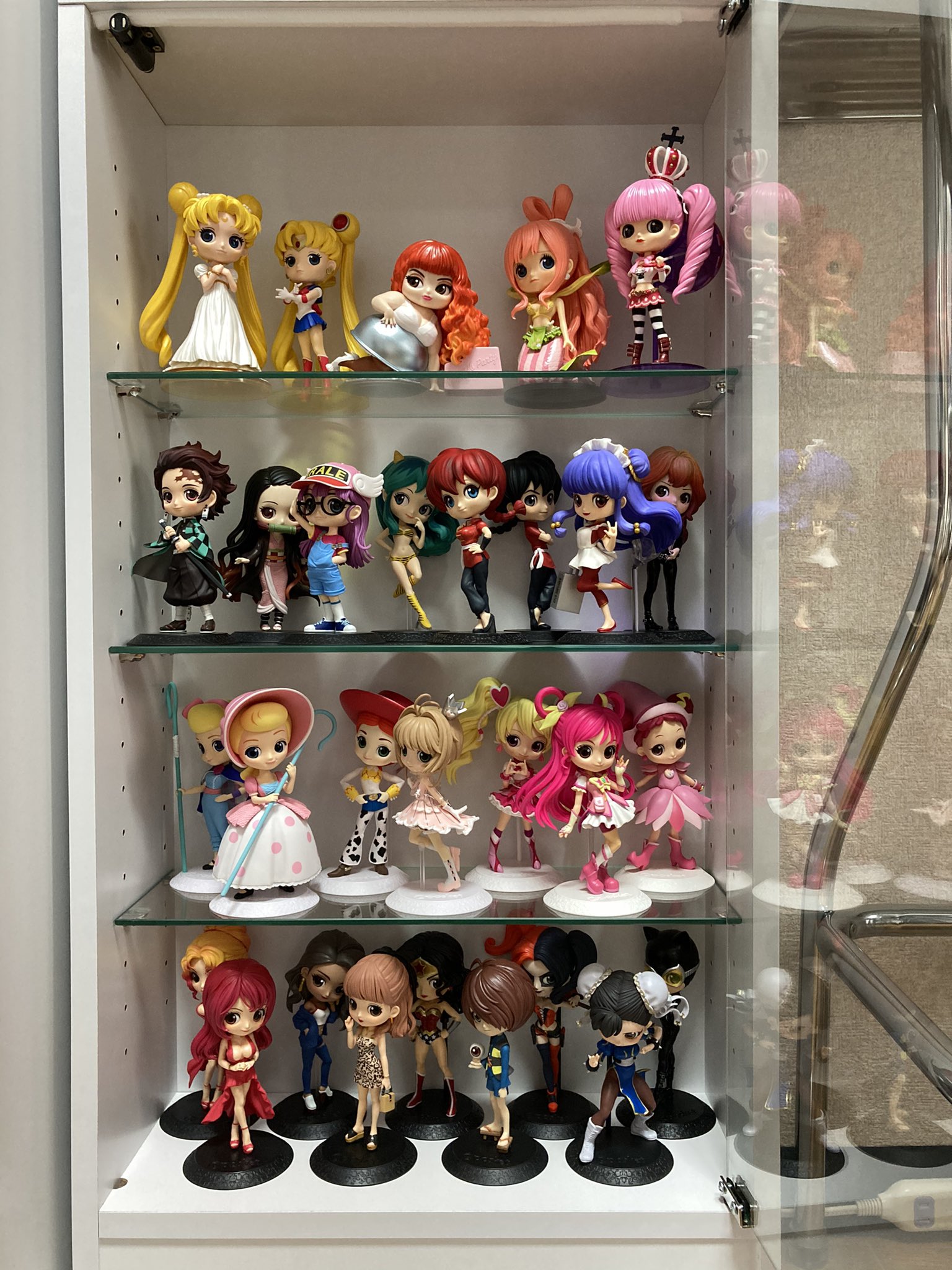 Hiro 教えてもらったqposket が綺麗に飾れる棚を購入して模様替えも終わった やっぱり綺麗に飾れるのは嬉しい 入りきらない分は壁面とtvの上に出たままだけど フィギュア用とblu Rayやスチールブック用の棚がもう１つずつ欲しいけど テーブル置くとこ