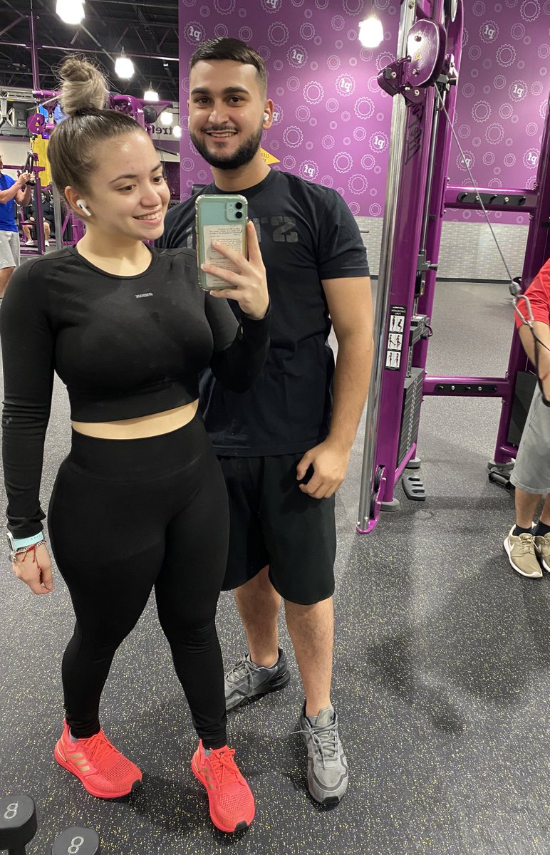 Karo_slzr's tweet photo. Today’s gym selfie with my hubby 🥰 https://t.co/GtiKw7WzfE