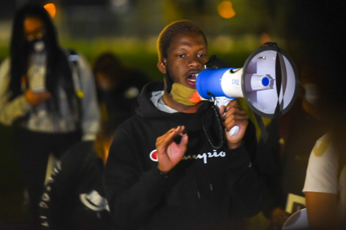 jonathanaphoto's tweet photo. Organizers spoke at Dunbar park calling for justice for Breonna Taylor.
#protestchicago #BlackLivesMatter https://t.co/upyb9tZauq
