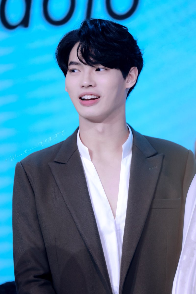 Winmetawin_CNFC's tweet photo. There is no light that could light up my day more then you could！

美工:luki

#4MAlwaysLoveWin
#winmetawin #snowballpower https://t.co/IM0chrYtQ8