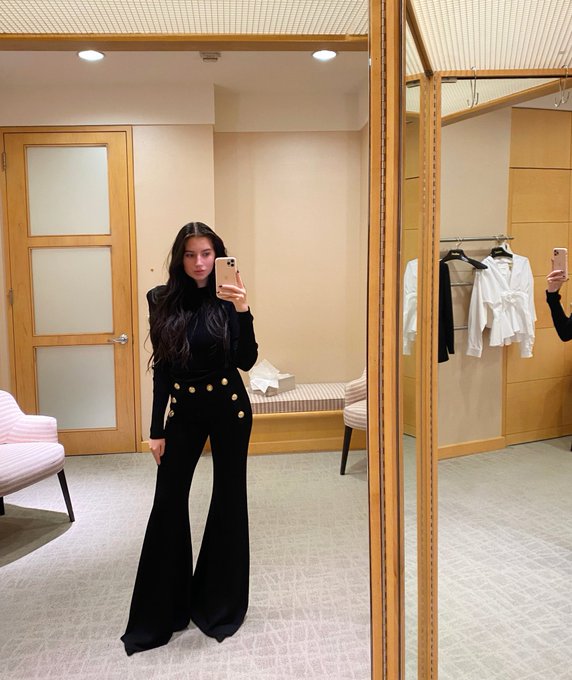 Head to toe Balmain 🖤 https://t.co/e4bPWbfw2k