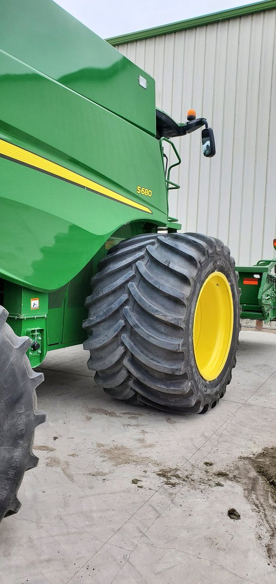 SiemensBernhard's tweet photo. Just ditchin duals again.. #LSW1250/35R46 Optitracs. #johndeere #S680 #harvest20 @sunvalley_tire @GoodyearFarm @ScottSloan6164 https://t.co/zYOx9a0e6J