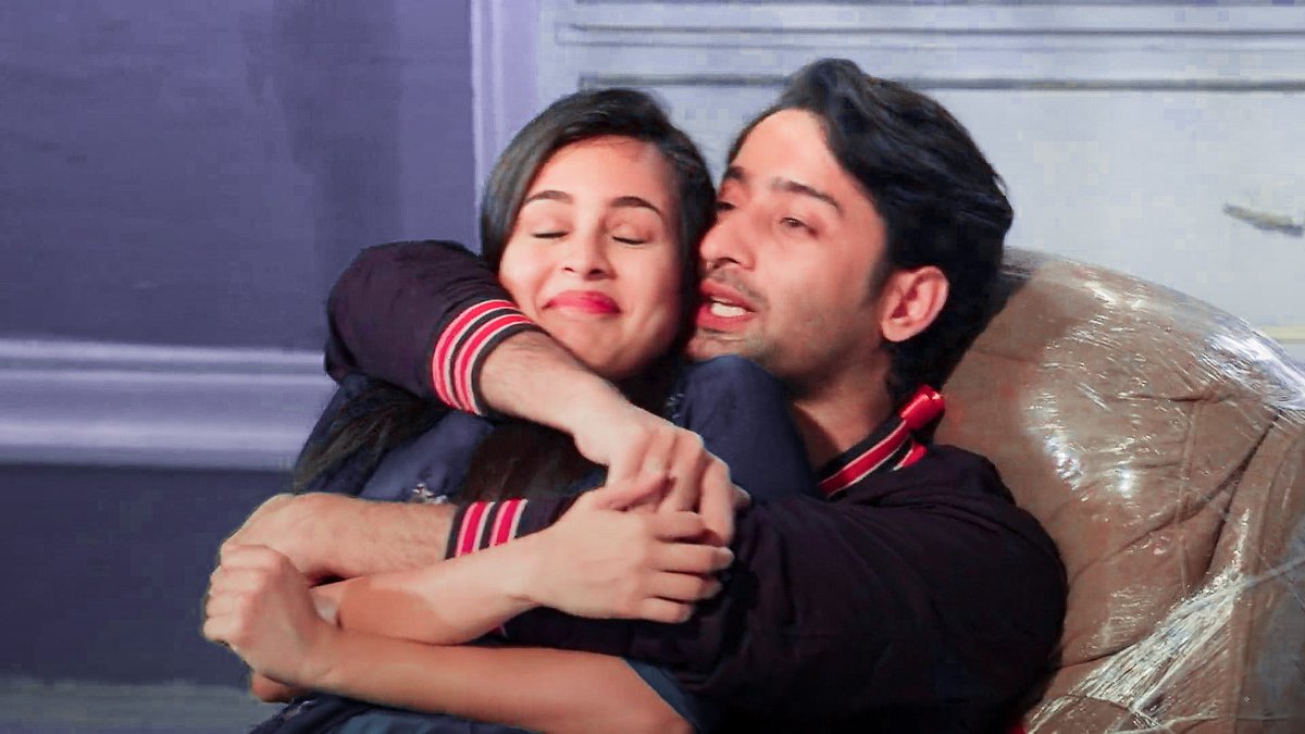 Aagoofyam's tweet photo. 'Saza toh milegi kitni bhi koshish karlo iss punishment se bachke nahi jaa sakti tum'
omg abiraa😂😭 this is d spirit hold her stiffly so that she couldn't escape, damn hilarious part of eps Abir eager for EK CHAMACH Mishti❤  
#ShaheerSheikh #MishBir
#YehRishteyHainPyaarKe https://t.co/DgbzLsHuJY