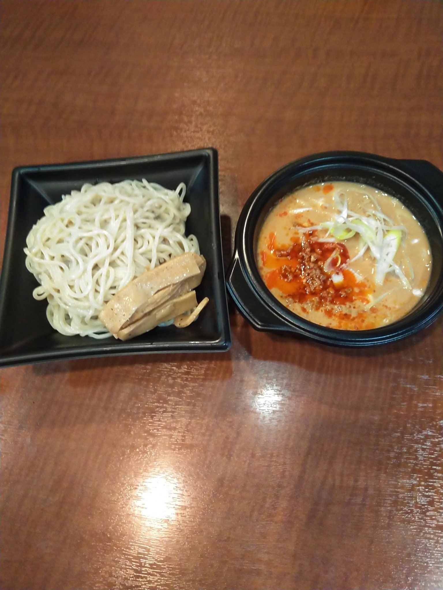 ぼすや テイクアウト大好評 ボリューム満点ですよ 今日のtwitterサービスどれか1つ つけ麺 まぜそば 冷やし坦々麺 特盛りまでok ラーメン大盛り無料 旨辛肉丼 ﾐﾆﾁｬｰｼｭｰ丼 ネギ丼どれでもﾏﾖ0k 半ライス コーラ 生ビール 餃子3個 東