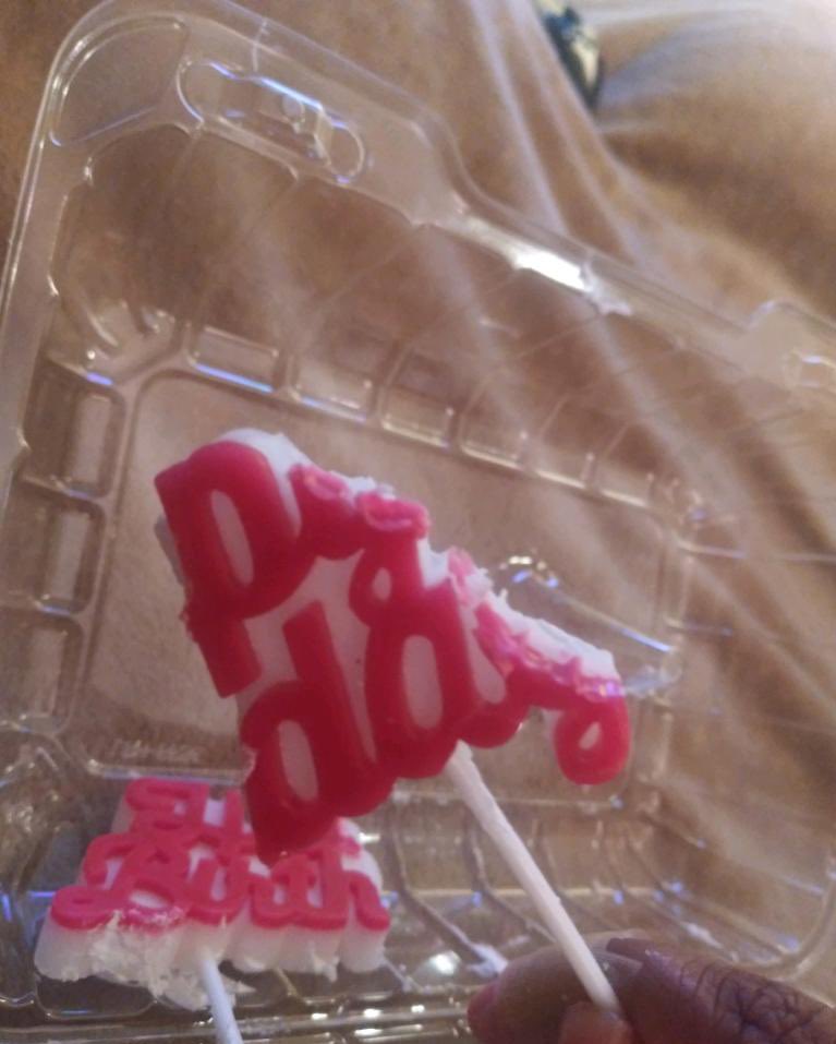 Y’all I gave my friend cupcakes for her birthday and she ate the damn candle that I put on them LMFAOO 😂😂😂   I AM SCREAMING!!