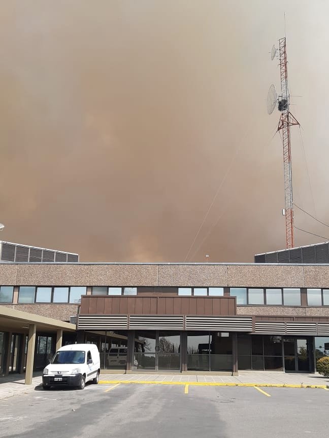 CONAE_Oficial's tweet photo. Ante los incendios en alrededores del Centro Espacial de la CONAE en Falda del Cañete, Córdoba, 6 dotaciones de bomberos y 15 brigadistas de CONAE y VENG han logrado hoy contener el fuego. En este momento en el centro espacial la situación está controlada y en guardia de cenizas. https://t.co/zqcBNRVHS6