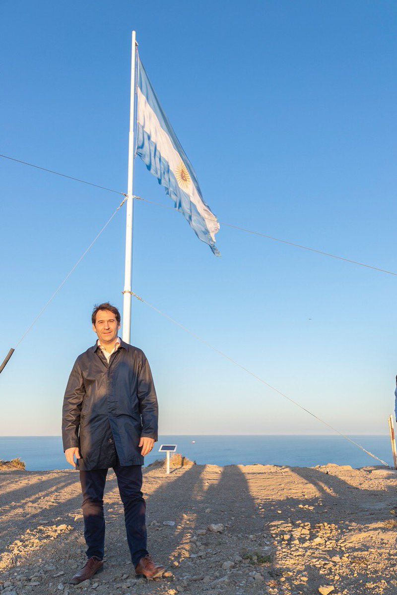 No todos conocen la historia. Antonio Calderón que por motus propio y un patriotismo ejemplar, supo enarbolar nuestra bandera en lo más alto de nuestra ciudad todos los días. Hoy lo homenajeamos con la bandera más grande nuestra ciudad y nos aseguramos que la tradición continúe.